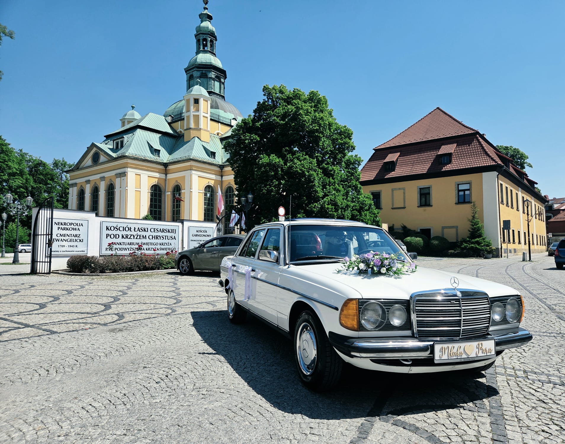 Klasyczny Mercedes przygotowany do przejazdu ślubnego